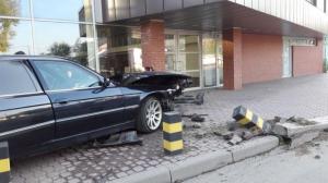 Водитель BMW снес столб и скрылся с места ДТП пешком в Алматы