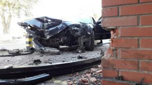 Водитель BMW снес столб и скрылся с места ДТП пешком в Алматы