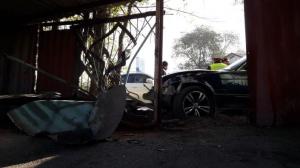 BMW врезалась в забор стоянки в Алматы: Пострадали три авто