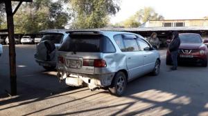 BMW врезалась в забор стоянки в Алматы: Пострадали три авто
