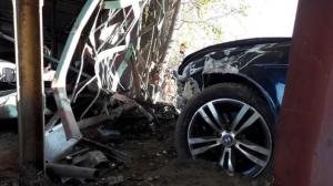 BMW врезалась в забор стоянки в Алматы: Пострадали три авто