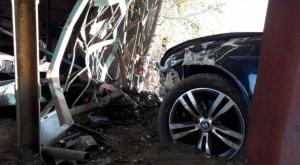 BMW врезалась в забор стоянки в Алматы: Пострадали три авто
