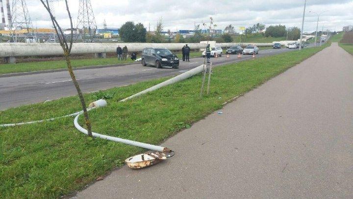 В Минске водитель VW умер за рулем и врезался в столб

