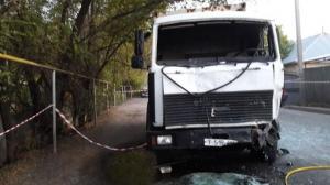 Автобус выехал на "встречку" и столкнулся с грузовиком в Алматы: есть погибший