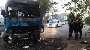 Автобус выехал на "встречку" и столкнулся с грузовиком в Алматы: есть погибший