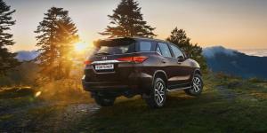 Компания Toyota начала прием заказов в России на новый рамный внедорожник Fortuner. Как сообщает пресс-служба японского бренда, приобрести машину можно в двух комплектациях по цене от 2 599 000 рублей. В Россию поставляются автомобили, собранные в Таиланд