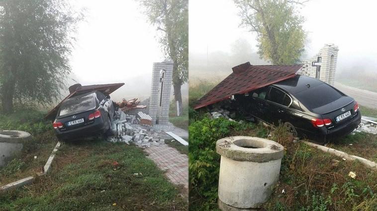 В Молдавии водитель Lexus в тумане протаранил огромный крест на дороге