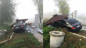 В Молдавии водитель Lexus в тумане протаранил огромный крест на дороге