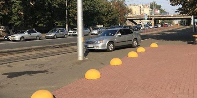 Киевляне предлагают создать антипарковочные тротуары