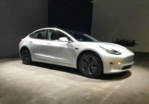 Tesla Model 3 с пробегом оценили в четыре раза дороже новой