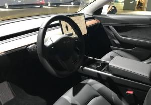 Tesla Model 3 с пробегом оценили в четыре раза дороже новой