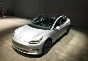 Tesla Model 3 с пробегом оценили в четыре раза дороже новой