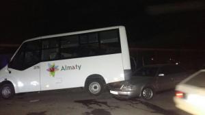 В Алматы столкнулись манипулятор и автобус