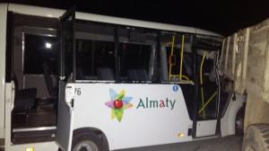 В Алматы столкнулись манипулятор и автобус