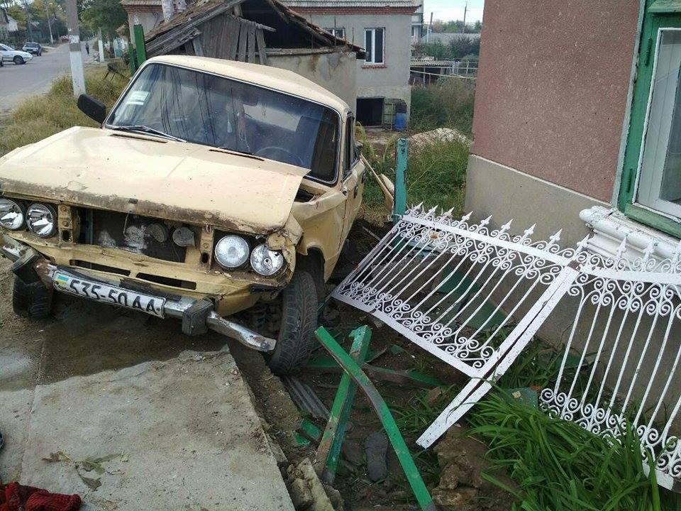 Под Одессой пьяный водитель задавил трех пенсионерок, сидевших на лавочке возле дома