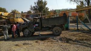 Грузовик врезался в газовые трубы и перевернулся в Алматы
