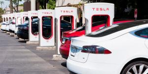 Tesla уволила сотни своих сотрудников

