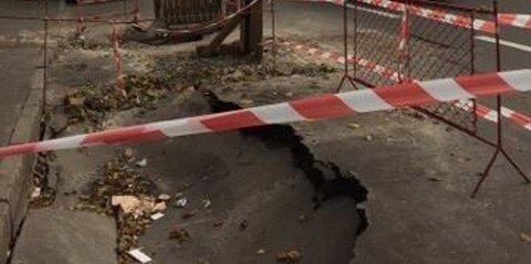 В историческом центре Киева провалился участок дороги