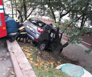 В Минске Nissan Terrano попал в ДТП через день после покупки и повис на дереве