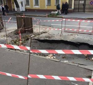 В историческом центре Киева провалился участок дороги