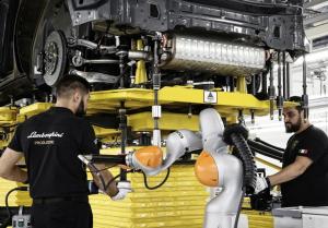 Первый внедорожник Lamborghini показали в полуразобранном виде