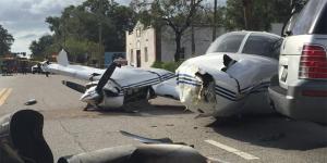 Приземлившийся на трассе в США самолет врезался в два автомобиля