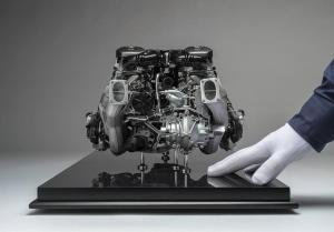 Уменьшенную вчетверо копию мотора Bugatti Chiron оценили в 10 000 долларов