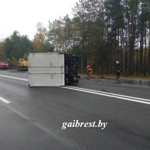 Под Брестом пьяный водитель грузовика врезался в экскаватор