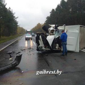 Под Брестом пьяный водитель грузовика врезался в экскаватор
