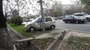 Daewoo Matiz спровоцировал ДТП с тремя авто и врезался в столб в Алматы