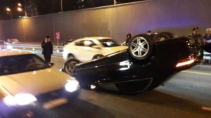 Mercedes водителя-лихача опрокинулся на крышу в туннеле по Саина