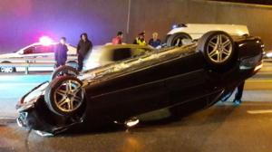 Mercedes водителя-лихача опрокинулся на крышу в туннеле по Саина