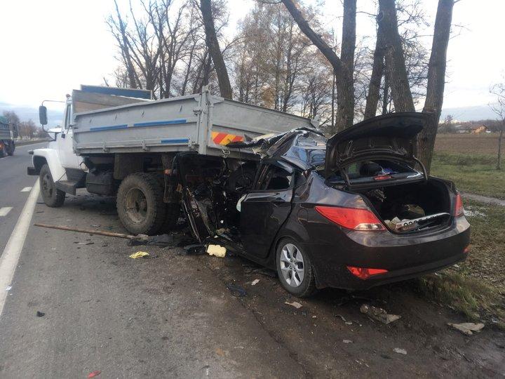 Под Минском Hyundai влетел под грузовик: погибли два человека

