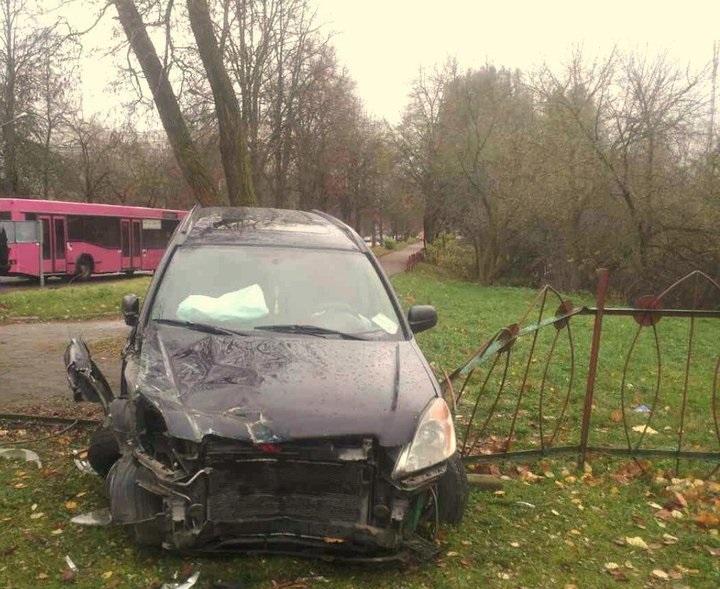 Погоня в Гродно: сбитый пьяным водителем Honda столб упал на автомобиль ГАИ
