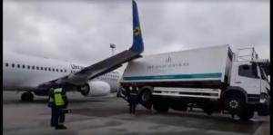 В Сети опубликовали видео ДТП грузовика и самолета в Борисполе