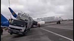 В Сети опубликовали видео ДТП грузовика и самолета в Борисполе