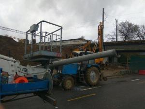 В Минске погрузчик врезался в столб. Тот упал на трактор и контактную сеть троллейбусов

