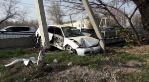 ДТП в Алматы: Ехал по "встречке" и врезался в столб