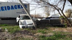 ДТП в Алматы: Ехал по "встречке" и врезался в столб
