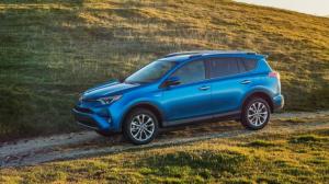 Кроссовер Toyota RAV4 Hybrid получил новую базовую версию