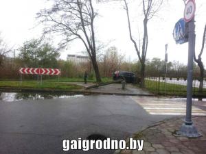 Погоня в Гродно: сбитый пьяным водителем Honda столб упал на автомобиль ГАИ
