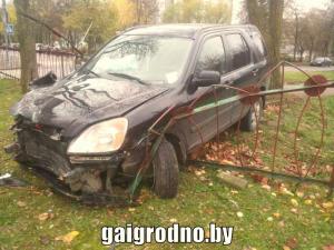 Погоня в Гродно: сбитый пьяным водителем Honda столб упал на автомобиль ГАИ