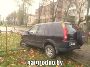 Погоня в Гродно: сбитый пьяным водителем Honda столб упал на автомобиль ГАИ