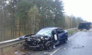 В Лунинецком районе микроавтобус выехал на встречку и врезался в VW: водитель легковушки погиб