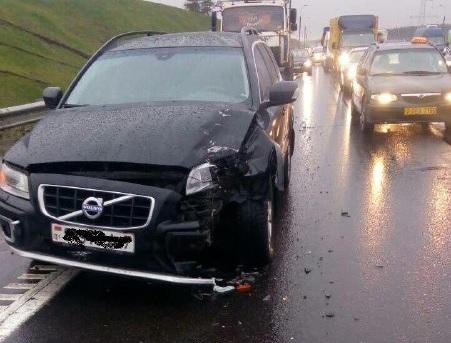 На МКАД возле Зацени Volvo врезалась в автомобиль дорожников, движение затруднено

