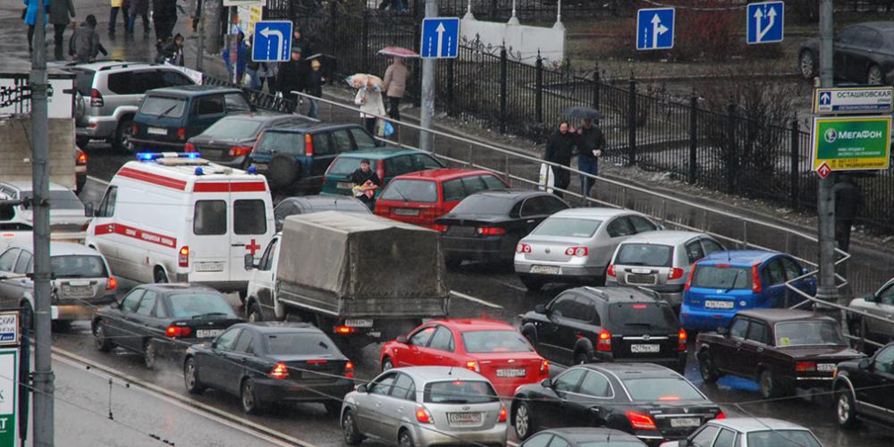 Власти Москвы попросили водителей отказаться от поездок в часы пик

