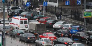 Власти Москвы попросили водителей отказаться от поездок в часы пик
