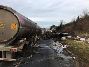 Бензовоз устроил настоящий ад на трассе
