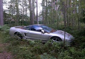 В питерском лесу нашли брошенную Honda NSX