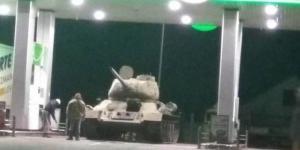 Необычный клиент: на заправку под Киевом заехал танк времен Второй мировой